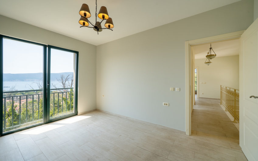 Villa with panoramic views within walking distance of the sea