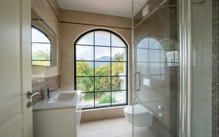 Villa with panoramic views within walking distance of the sea