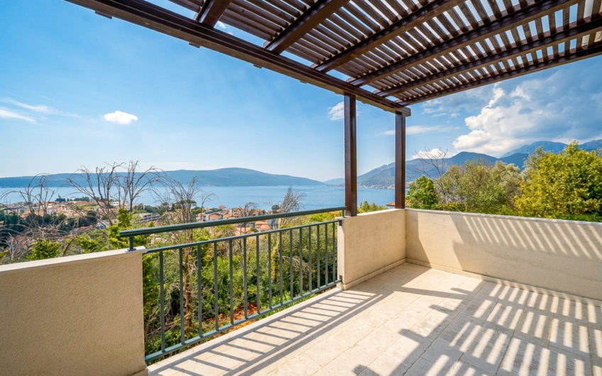 Villa with panoramic views within walking distance of the sea