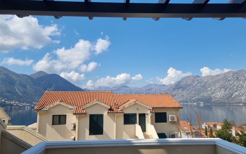 Dobrota – Two-bedroom apartment with sea view in a complex with a swimming pool