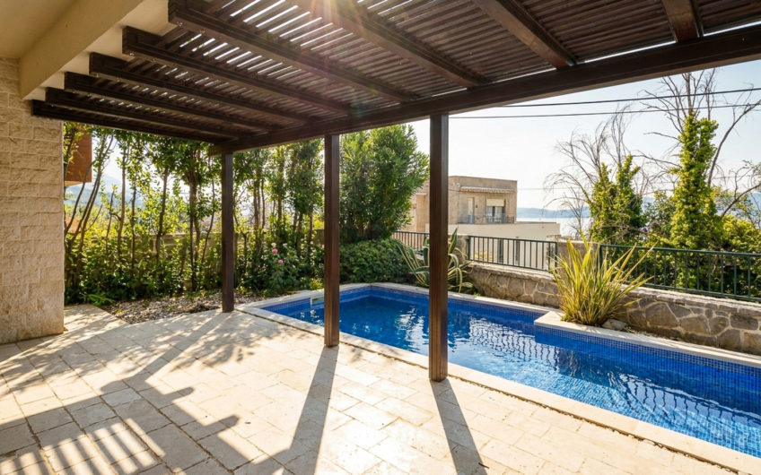 Villa with panoramic views within walking distance of the sea