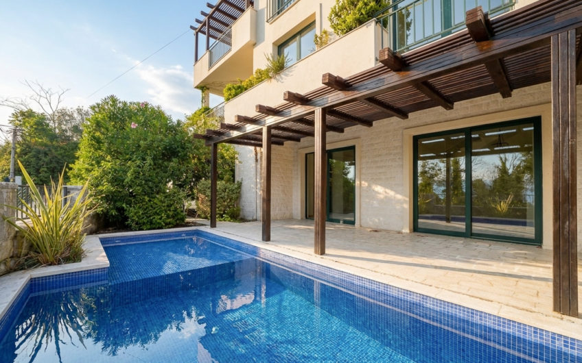 Villa with panoramic views within walking distance of the sea
