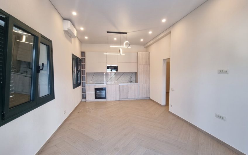 Dobrota – Two-bedroom apartment with sea view in a complex with a swimming pool