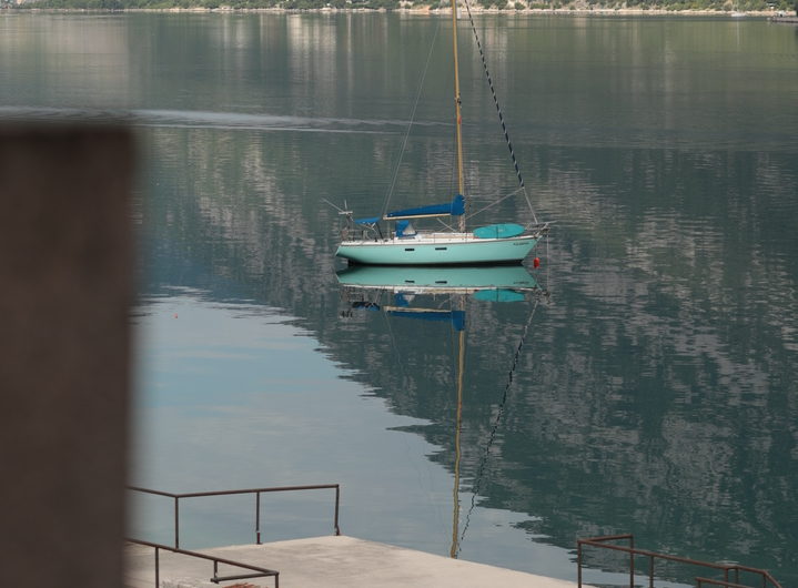 Tree-room waterfront apartment in the center of Risan