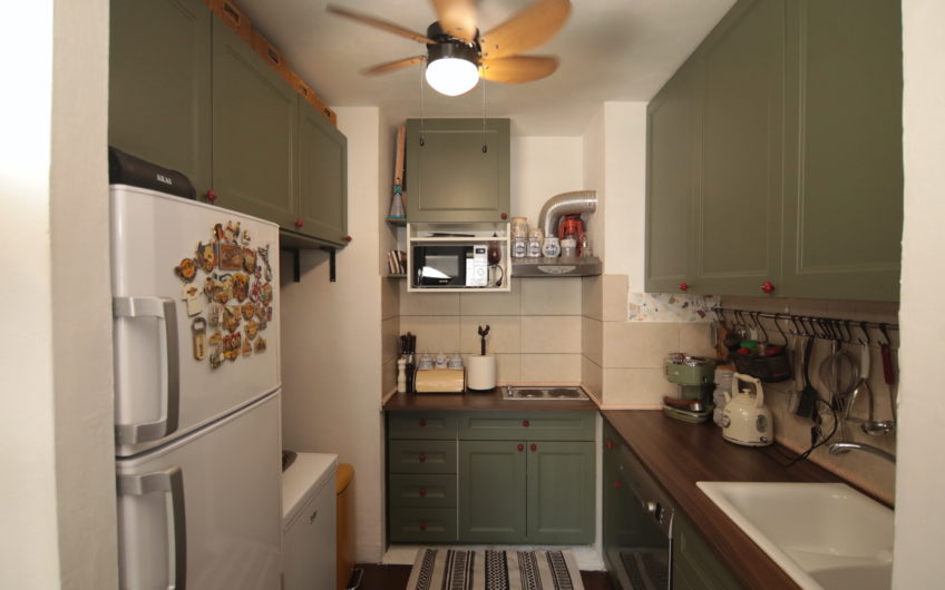 Tree-room waterfront apartment in the center of Risan