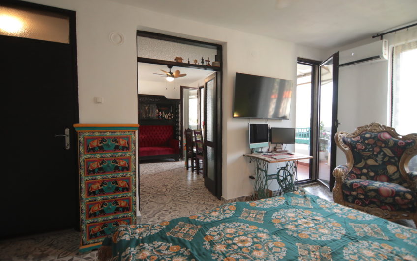 Tree-room waterfront apartment in the center of Risan