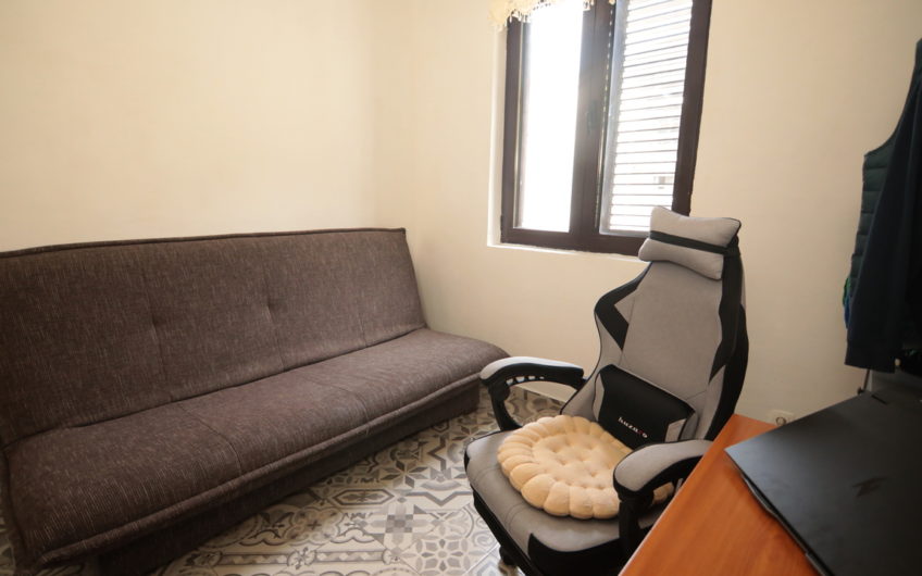 Tree-room waterfront apartment in the center of Risan