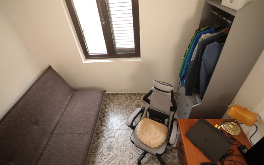 Tree-room waterfront apartment in the center of Risan