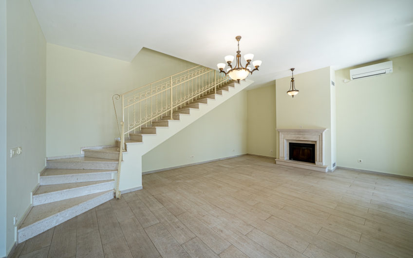 Villa with panoramic views within walking distance of the sea