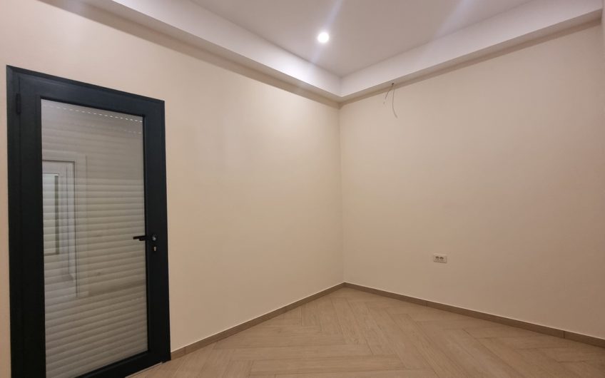 Dobrota – Two-bedroom apartment with sea view in a complex with a swimming pool
