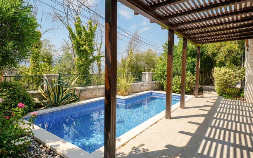 Villa with panoramic views within walking distance of the sea