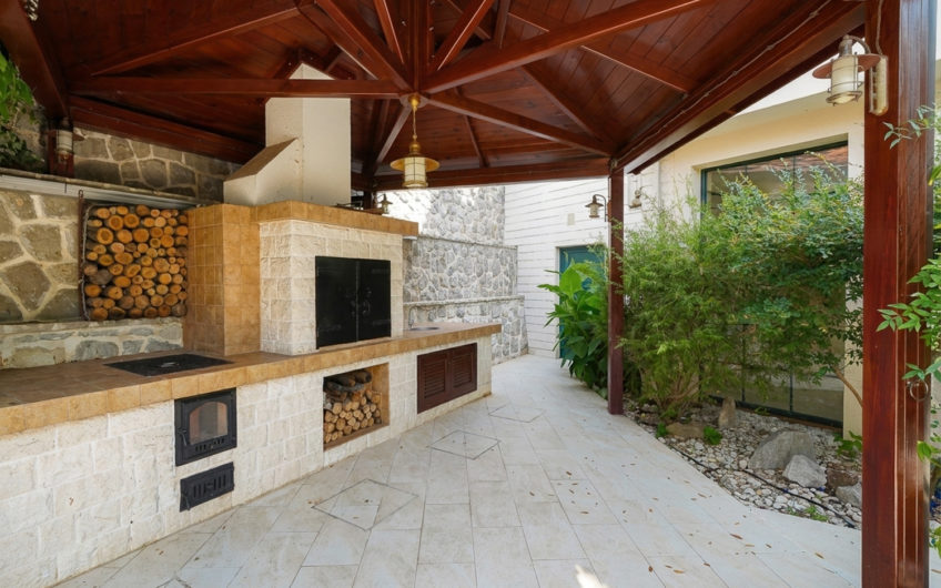 Villa with panoramic views within walking distance of the sea