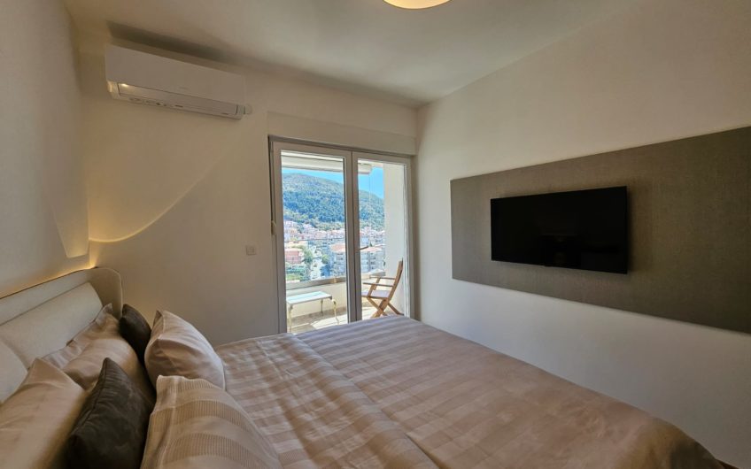Large 3-Bedroom Apartment with Direct Sea View in Budva