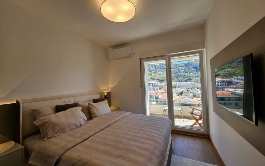 Large 3-Bedroom Apartment with Direct Sea View in Budva