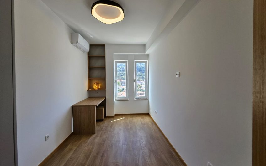 Large 3-Bedroom Apartment with Direct Sea View in Budva