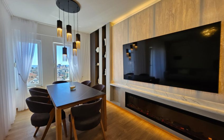 Large 3-Bedroom Apartment with Direct Sea View in Budva